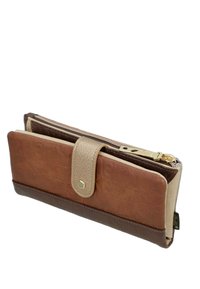 Cartera de cuero tricolor con paneles en marrón, beige y tostado, una correa con cierre de botón y un compartimento con cremallera en la parte superior.