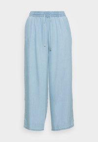 Pantalons larges bleu clair en tissu doux. Dotés d'une taille élastique avec un cordon de serrage et des embouts en métal argenté, texture lisse.