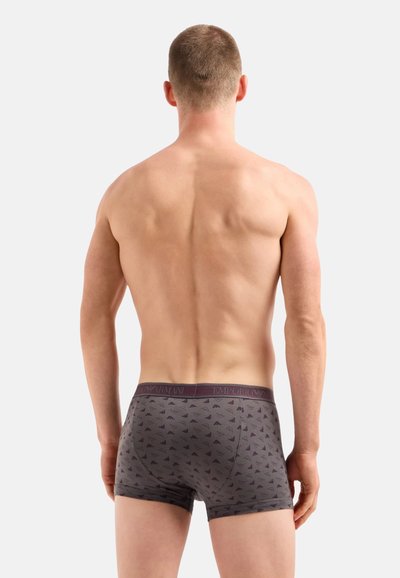 Boxerii gri din bumbac cu un model subtil, având un bretele violet cu logo-ul "Emporio Armani" vizibil. Material moale, ajustare confortabilă.
