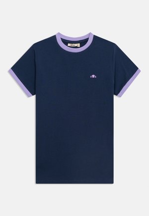 T-shirt bleu marine à manches courtes avec col côtelé lavande et bordures des manches, avec un petit logo lavande sur la poitrine.