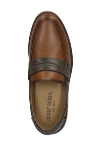 Brune lær slip-on sko med en grå bånd over samtidig, rundt tå og quiltede detaljer. Foringen er tanfarvet, med branding synlig indeni.