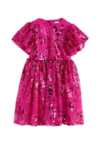 Lyserød kjole med korte ærmer og puffede ærmer, pyntet med blomsterformede palietter og en udvidet nederdel lavet af gennemsigtigt lagdelt stof.