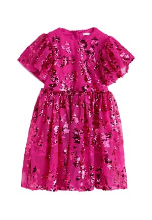 Svijetloružičasta haljina kratkih rukava s pufnastim rukavima, cvjetnim ukrasima od šljokica i suknjom na zvono od prozirnog slojevitog tkanja.