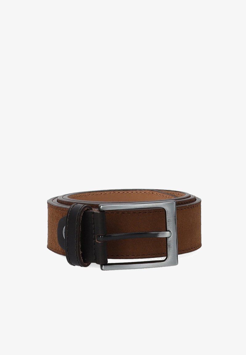 Bruin leren riem met een matte afwerking, voorzien van een zilveren metalen gesp en donkerbruine accenten. Soepele textuur met zichtbare stiknaaddetails.
