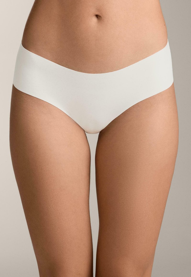 Naadloos, wit hipsterondergoed met een brede elastische tailleband. Zachte, rekbare stof met een gladde textuur. Geen zichtbare naden of patronen.
