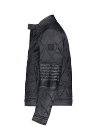 Musta kimaltava takki, jossa on sileä pinta, varustettuna vetoketjullisilla taskuilla, pystykollarilla ja teksturoidulla kuviolla hihoissa.