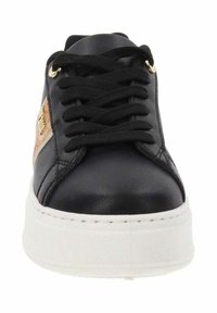Zapatillas de cuero negro con cordones negros, suela de plataforma blanca y un detalle lateral texturizado. Presenta acentos de hardware dorado.