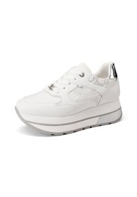 Sneakers bianchi con una superficie in pelle liscia, dettagli in metallo argento sul tallone e sulla suola, e un design con lacci caratterizzato da dettagli perforati.