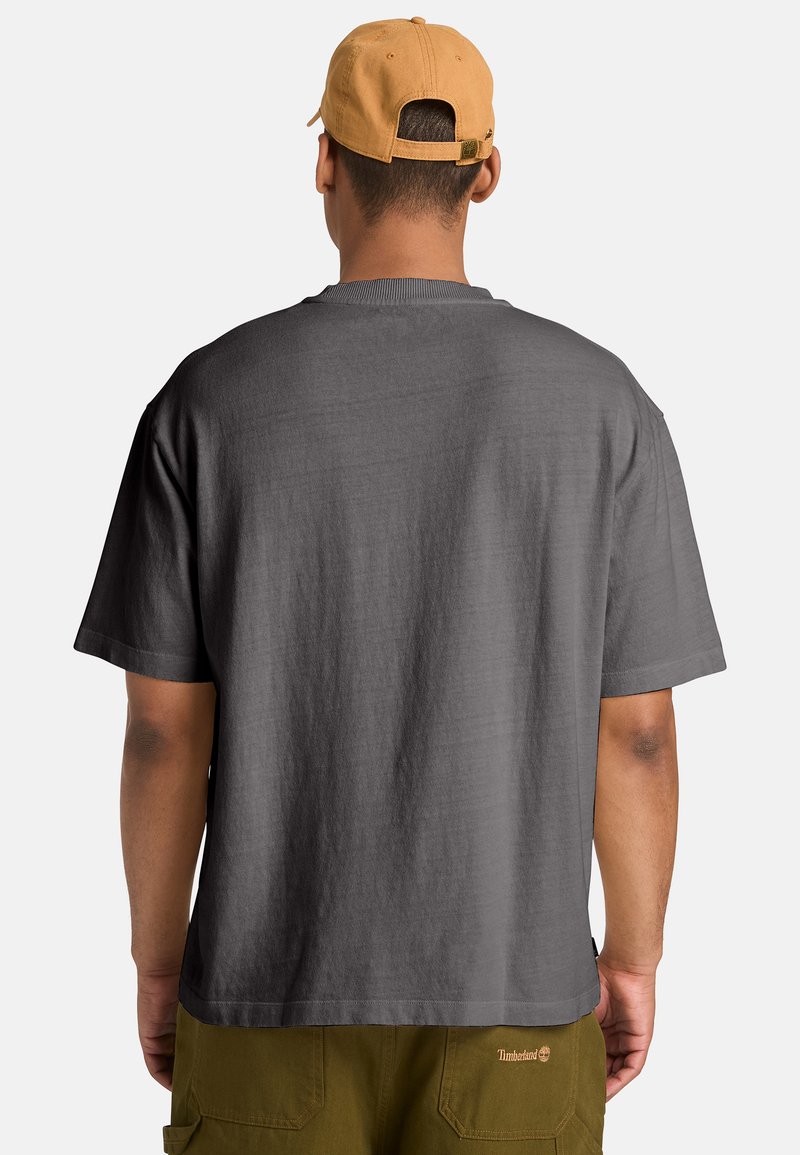 Timberland GARMENT-DYED HEAVYWEIGHT CHEST POCKET TEE - Triko s potiskem - dark grey