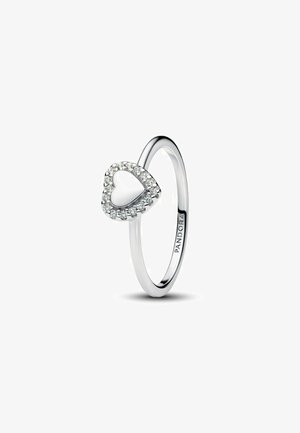 Anello d'argento con un design a forma di cuore, interno liscio e lucido, e un alone di piccole pietre trasparenti che circondano il cuore.