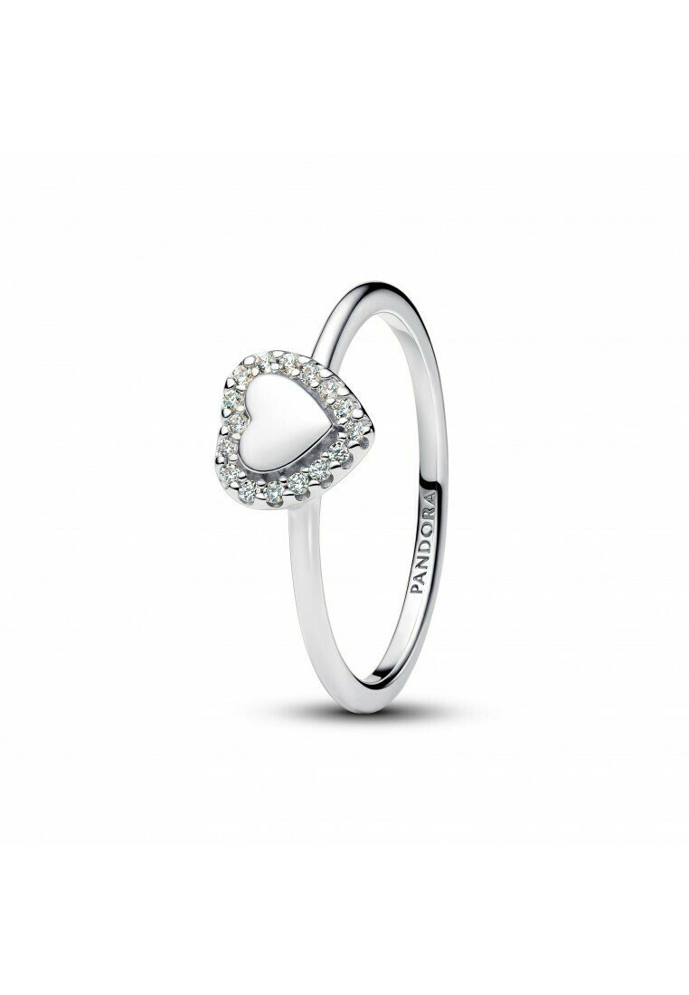 Anello d'argento con un design a forma di cuore, interno liscio e lucido, e un alone di piccole pietre trasparenti che circondano il cuore.