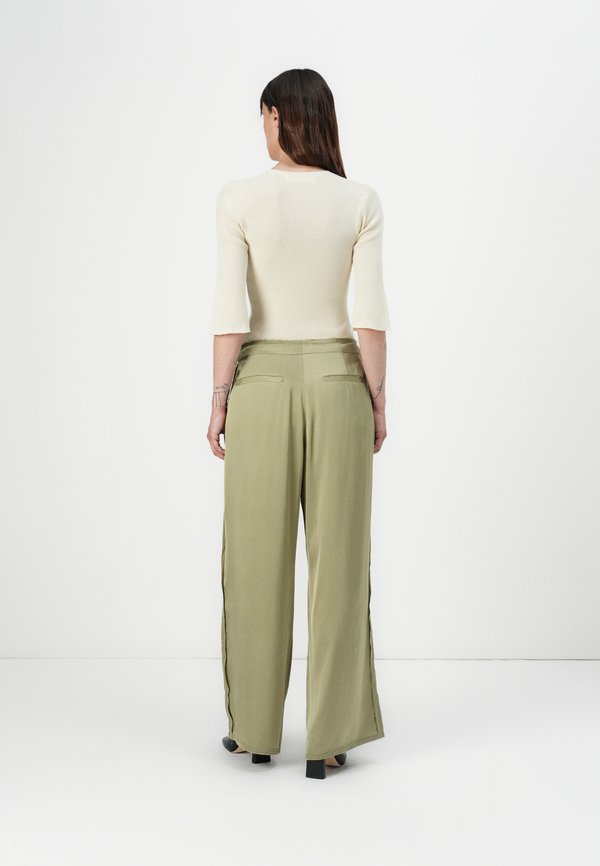 FISHER - Trousers - sage khaki2