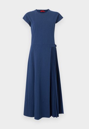 Vestido midi azul marino con mangas cortas, cuello redondo y panel plisado lateral asegurado con una hebilla en la cintura.