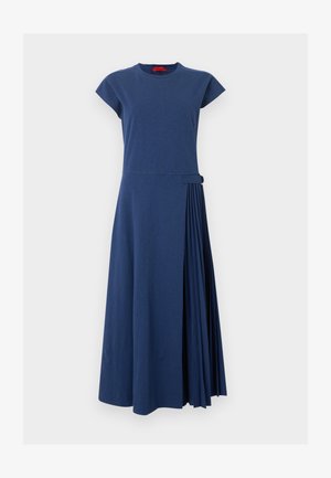 Marineblaues Midikleid mit kurzen Ärmeln, Rundhalsausschnitt und seitlichem plissiertem Einsatz, der an der Taille mit einer Schnalle befestigt ist.