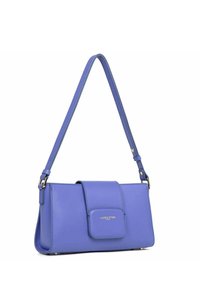 Paarse faux leren schoudertas met een platte, rechthoekige vorm, een magnetische sluiting en een verstelbare strap. Gouden logo-detail aan de voorkant.