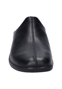 Svart läderslip-on sko med rund tå, slät yta, subtila sömmar fram, och en låg gummisula.