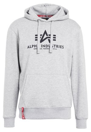 Grauer Baumwollhoodie mit Kängurutasche, verstellbarem Kapuzenzug und schwarzem Logo mit der Aufschrift "ALPHA INDUSTRIES." Gerippte Bündchen und Saum. Rotes Label-Detail.
