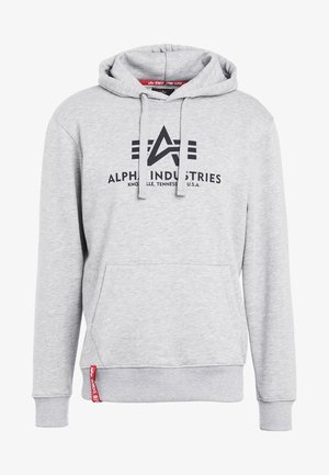 Grijze katoenen hoodie met een kangoeroe-pocket, een capuchon met trekkoord en een zwart logo met de tekst "ALPHA INDUSTRIES." Geribbelde manchetten en onderzoom. Rode labelaccent.