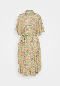 Vestido de estampado floral en verde con acentos en rosa y púrpura, que cuenta con un cuello, mangas cortas y una cintura ajustable. Tejido ligero, corte relajado.