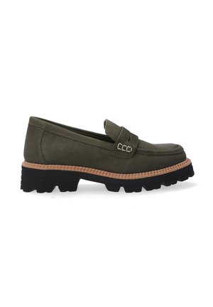Olivově zelená kožená slip-on obuv s kulatou špičkou, kontrastním béžovým šitím a masivní černou gumovou podrážkou s výrazným vzorkem.