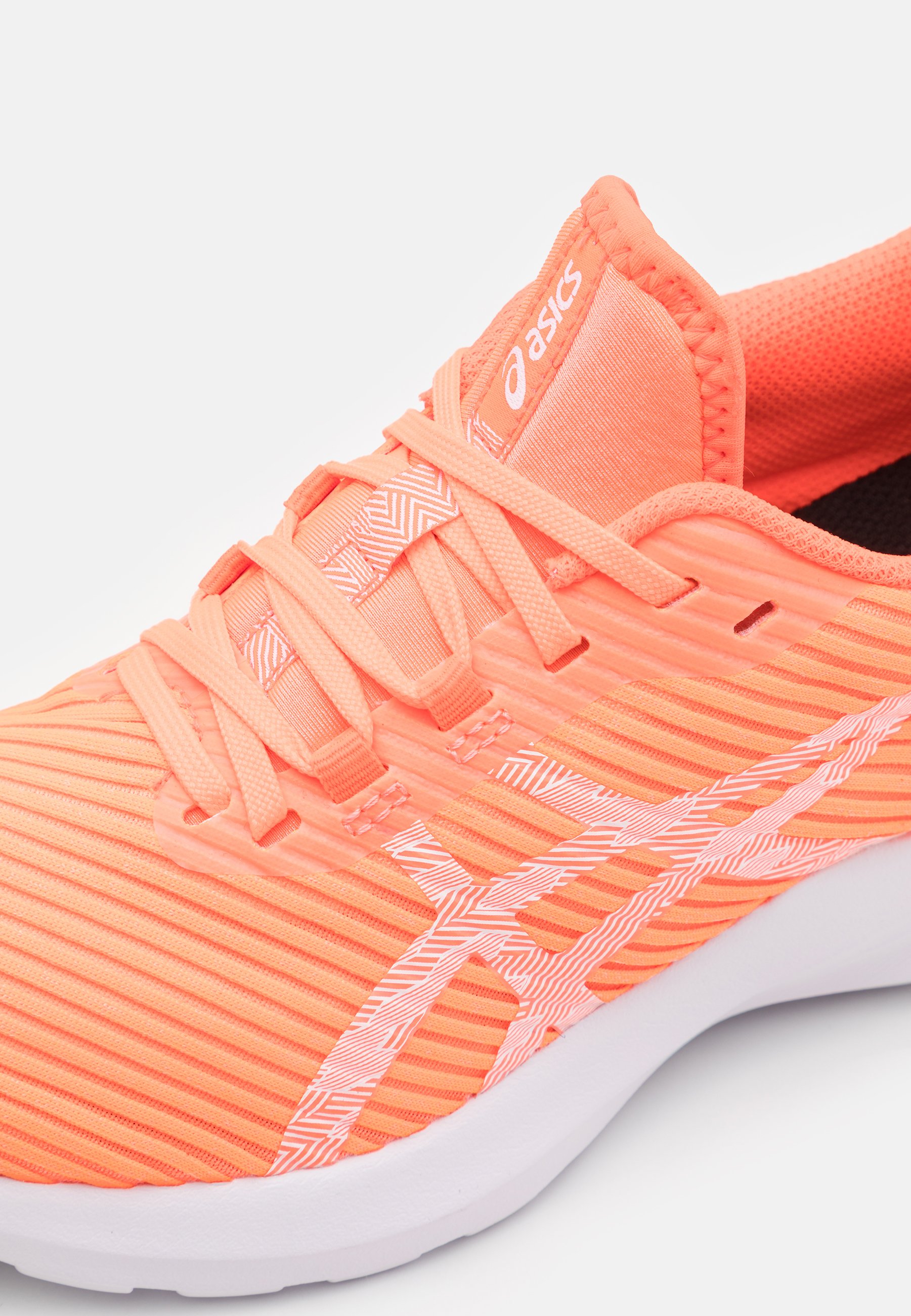 ASICS VERSABLAST - Zapatillas de running neutras - sun coral/white/coral -  Zalando.es