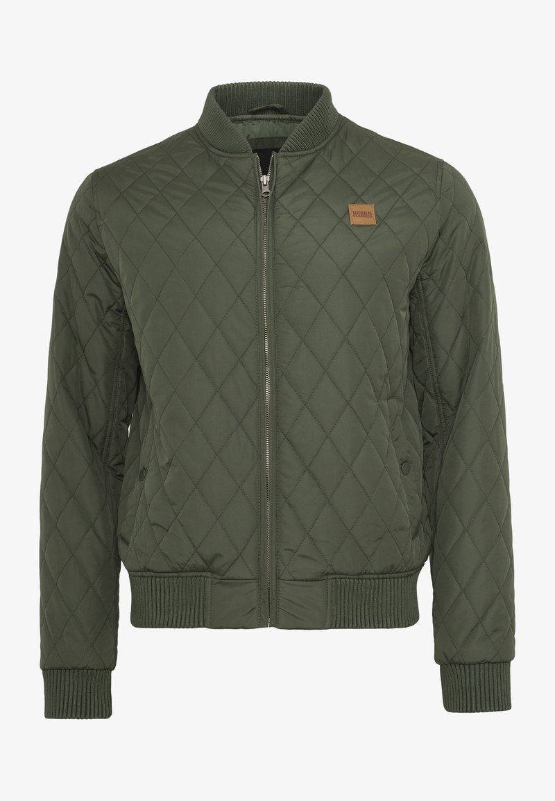 Veste bomber matelassée verte avec fermeture éclair devant, poignets et ourlet côtelés, poches latérales et petite pièce en cuir rectangulaire sur la poitrine.