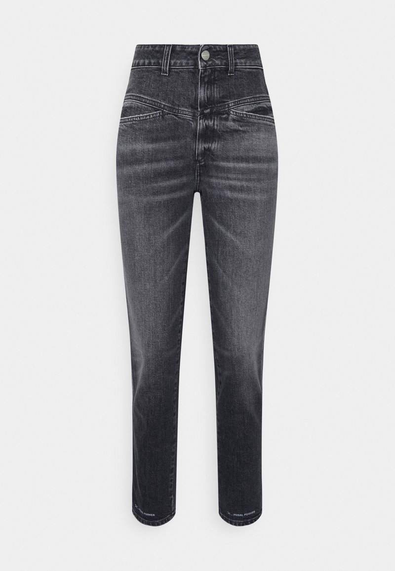 Jean en denim noir taille haute avec jambe effilée. Comprend des poches avant, un délavage subtil et un détail de texte blanc à l'ourlet.