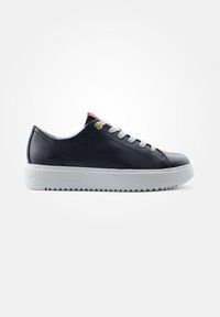 Baskets en cuir bleu marine avec une texture lisse, semelle en caoutchouc blanche et œillets dorés. Elles présentent un accent rouge à l'arrière et des lacets blancs plats.