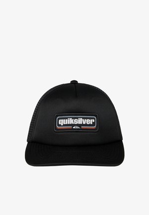 Boné preto de caminhoneiro com aba reta, apresentando um emblema em branco e vermelho da Quiksilver na frente e detalhes em malha nas laterais.