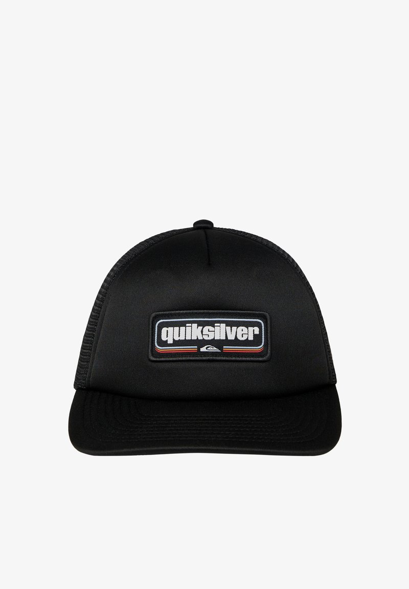 Boné preto de caminhoneiro com aba reta, apresentando um emblema em branco e vermelho da Quiksilver na frente e detalhes em malha nas laterais.
