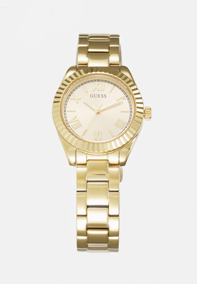 Goldene Analoguhr mit rundem Zifferblatt, Metallarmband und römischen Ziffern als Stundenmarkierungen. Verfügt über eine geriffelte Lünette und eine glänzende, glatte Oberfläche.