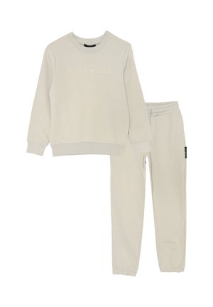 Felpa color beige chiaro e pantaloni jogger abbinati, con logo testuale "John Richmond" sul petto e coscia sinistra, polsini e vita elasticizzati.