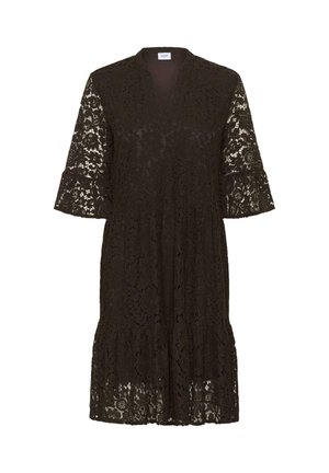 Robe en dentelle marron avec un décolleté en V, des manches trois-quarts, une jupe à volants et des motifs floraux sur toute la surface du tissu. Design léger et aéré.