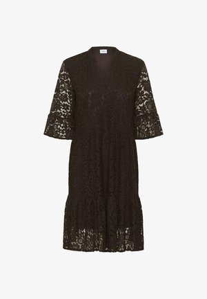 Robe en dentelle marron avec un décolleté en V, des manches trois-quarts, une jupe à volants et des motifs floraux sur toute la surface du tissu. Design léger et aéré.