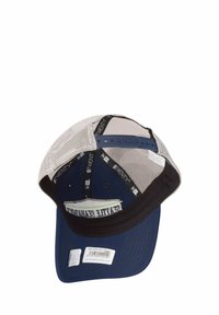 Navy-blaue Baseballmütze mit einem Netzrücken, gebogenem Schirm und verstellbarem Snapverschluss. Innen befinden sich bedruckte Etiketten und ein Größenetikett.