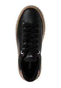 Basket en cuir noir avec surface texturée, bout rond, lacets noirs épais, œillets en argent et semelle en caoutchouc beige. Présente un accent de talon brun.