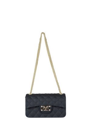 Borsa a tracolla nera trapuntata con tracolla catena dorata e dettaglio di chiusura a fibbia rettangolare color argento.