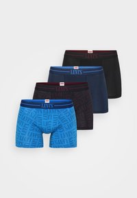 Négy pár boxer alsónadrág: kék mintás logóval, egyszínű fekete, sötét tengerészkék és sötétvörös, eltérő derékkal.