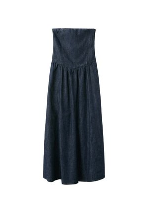 Donkerblauwe denim maxi-jurk zonder bandjes met aansluitend lijfje en geplooide rok, hangend tegen een effen witte achtergrond.