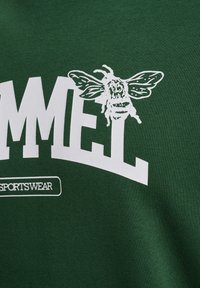Hummel LOOSE CREWNECK UNIVERSITY BEE - Sudadera - dark green
