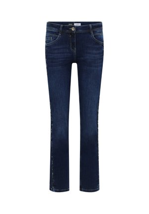 Jeans in denim blu scuro con vestibilità slim, cinque tasche e cuciture dorate a contrasto. Presentano una chiusura frontale con bottoni e cerniera.