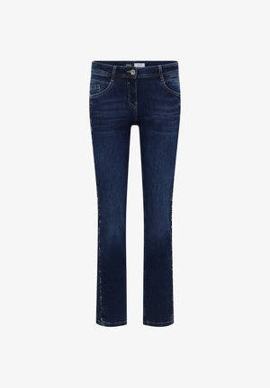 Jeans in denim blu scuro con vestibilità slim, cinque tasche e cuciture dorate a contrasto. Presentano una chiusura frontale con bottoni e cerniera.