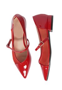 Ballerine in vernice rossa con punta a sfilato, dettagli in rete e cinturino con fibbia. Tacco basso a blocco e finitura liscia e lucida.