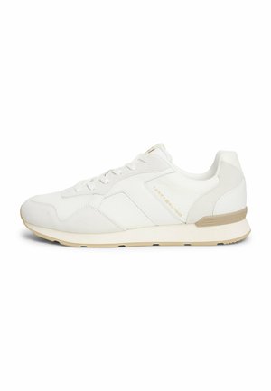 Weißer Low-Top-Sneaker mit beiger Sohle und Schnürung vorne, mit dezentem Branding an der Seite und an der Ferse.
