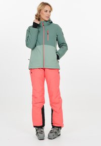Tvådelad skidoutfit för damer: grön och grå jacka med huva, rosa skidbyxor, dragkedjedetaljer och svarta accenter. Snöskor ingår.