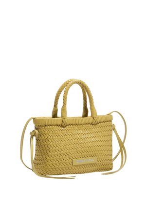 Bolso tejido amarillo con dos asas cortas trenzadas, una correa larga y una etiqueta frontal que dice "Bimba y Lola."