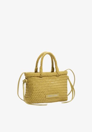 Żółta pleciona torebka z dwoma krótkimi plecionymi uchwytami, długim paskiem i przednią metką z napisem "Bimba y Lola."
