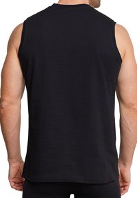 Zwarte mouwloze shirt gemaakt van katoen, met een ronde halslijn en een gladde textuur. De achteraanzicht toont de zoomlijn die net boven de taille rust.