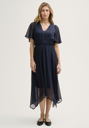 Marineblaues Midikleid mit kurzen, durchsichtigen Schmetterlingsärmeln, einem V-Ausschnitt und einer taillierten Taille, die in einen gestuften, asymmetrischen Rock übergeht.