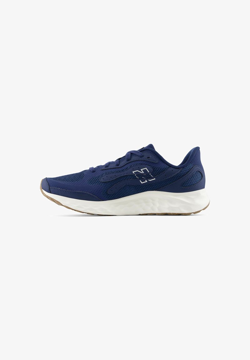Navy running shoe with textured mesh upper, white midsole, and light brown outsole. Features a minimal design and discreet logo detail.